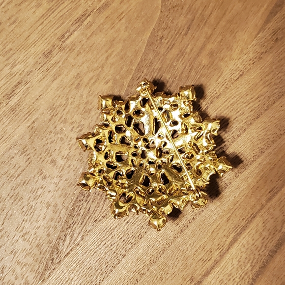 Vintage Flower Brooch - Picture 17 of 17